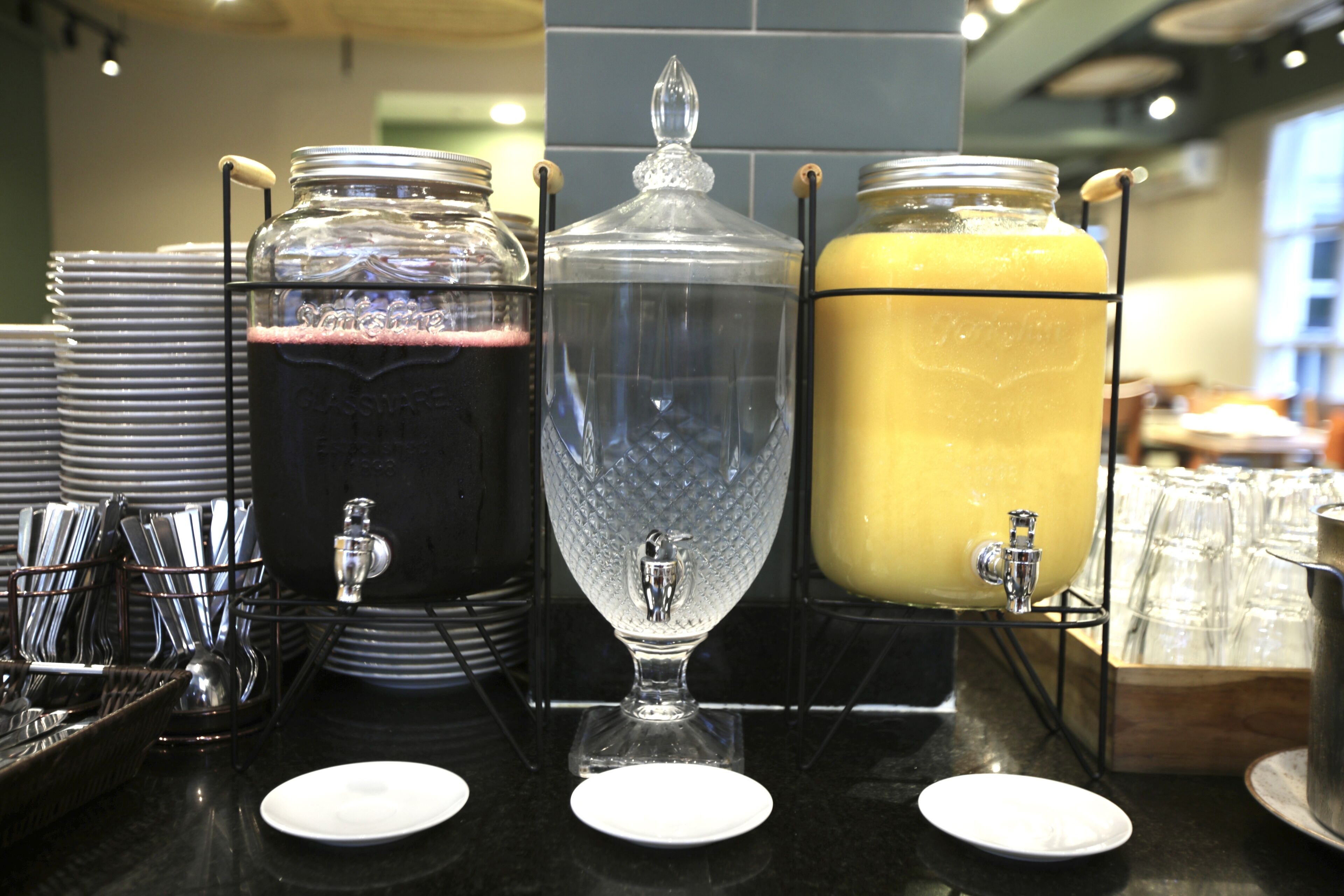 Daily buffet breakfast (BRL 48.00 per person)