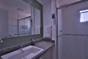 Superior Double Room | Bathroom | Shower, rainfall showerhead, free toiletries, towels - Transamerica Executive Nova Paulista (São Paulo)