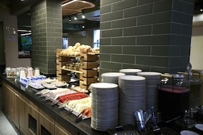 Daily buffet breakfast (BRL 48.00 per person)