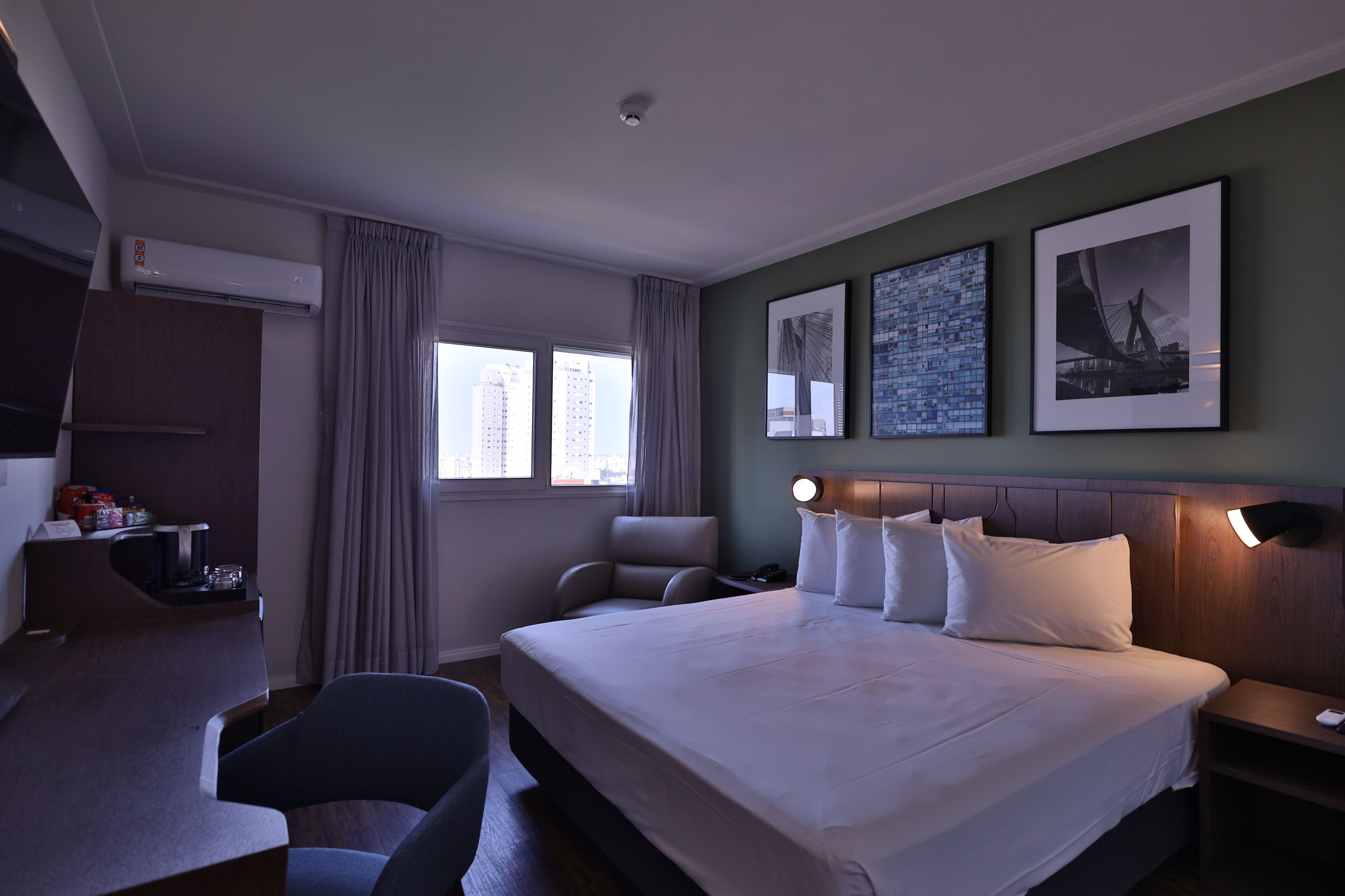 deluxe double room | 1 bedroom, minibar, in-room safe, desk