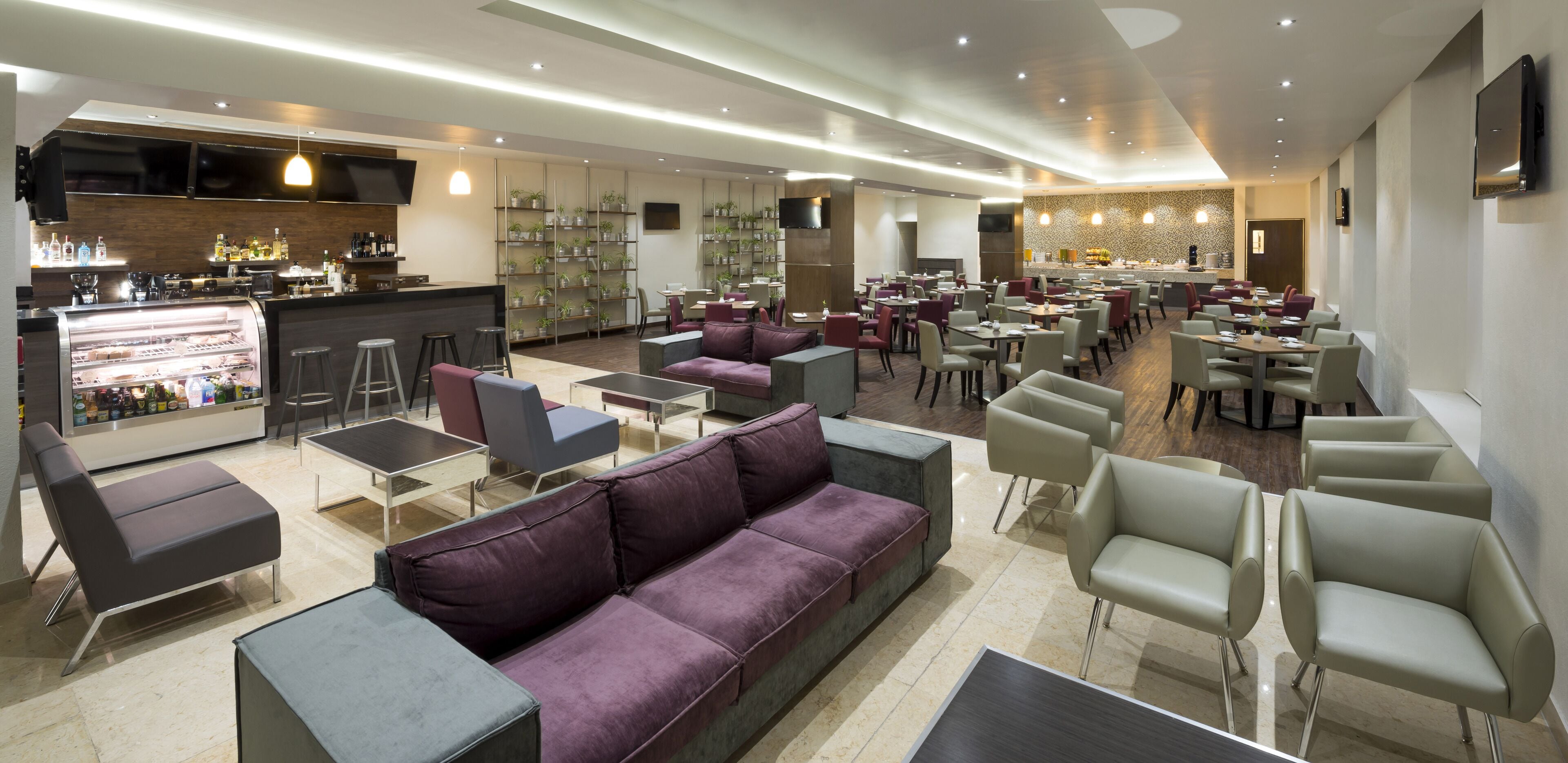 Se sirven desayunos, almuerzos y cenas; cocina internacional