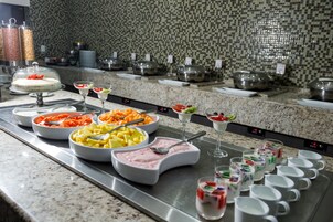 每日供应自助式早餐（每人 MXN 239）