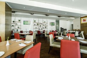 Breakfast, lunch, dinner served; international cuisine  - Real Inn Torreón (Torreón)