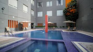 Alberca al aire libre, acceso de 09:00 a 21:00, y camastros