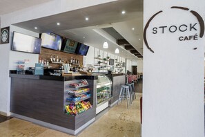 Petit déjeuner, déjeuner et dîner servis sur place