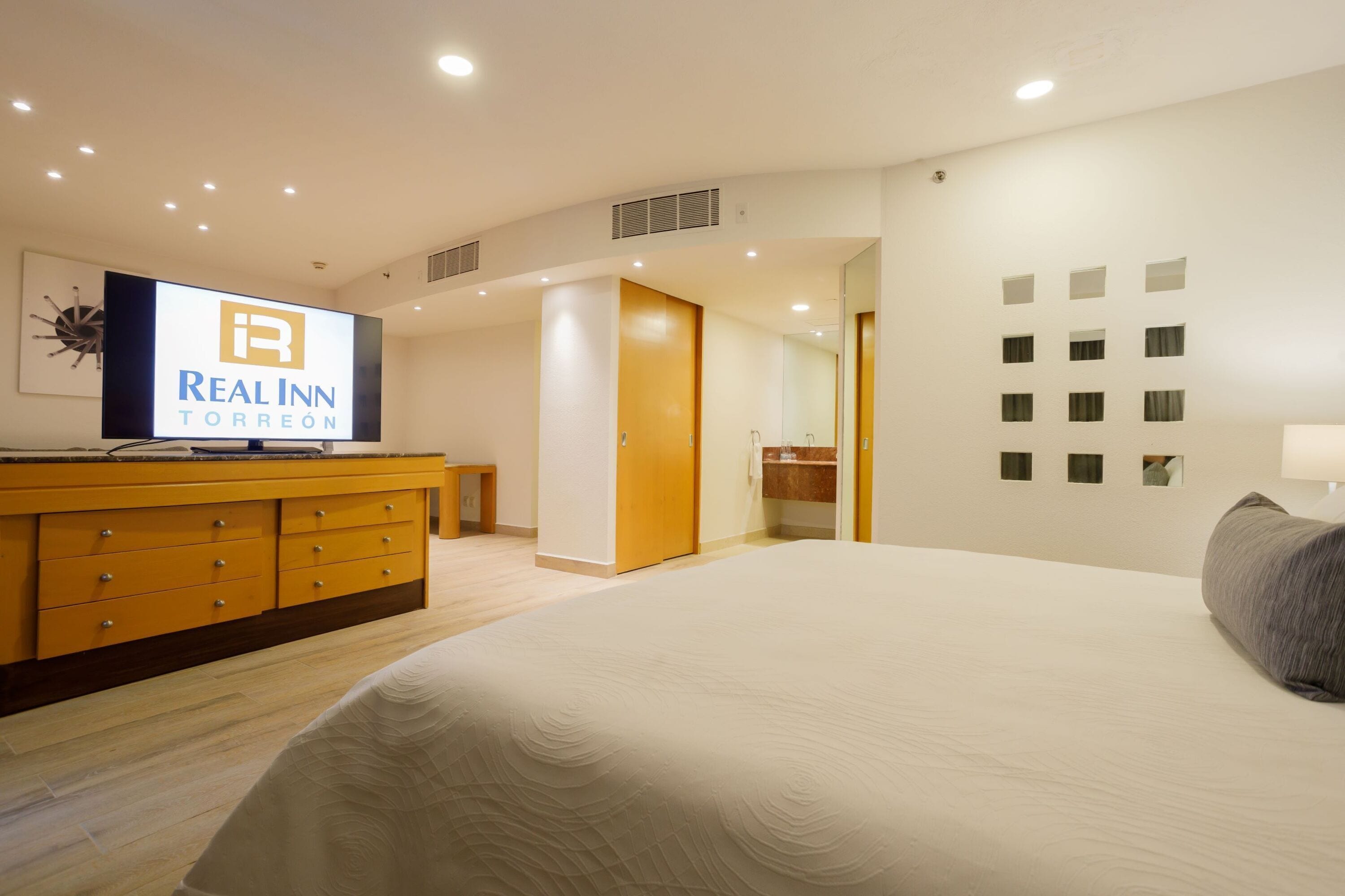 Master Suite King | Ropa de cama de alta calidad y caja de seguridad en la habitación 