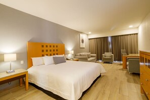 Junior Suite King | Sängtillbehör av högsta kvalitet och värdeförvaringsskåp på rummet