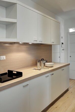 Refrigerador con freezer, microondas, cafetera expreso