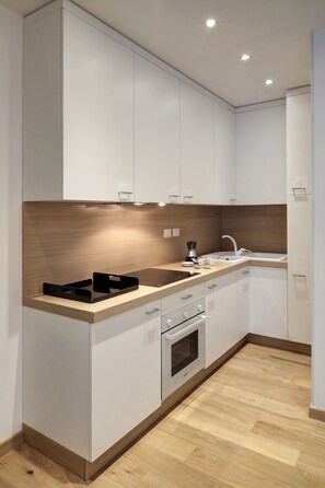 Apartamento superior | Cocina privada | Frigorífico grande, microondas y máquina de café espresso