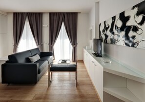 Apartamento superior | Sala de estar | Televisión de 32 pulgadas con canales por satélite