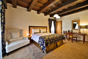 Deluxe Room | Egyptian cotton sheets, premium bedding, pillowtop beds, minibar - Hotel Questenberg (Prague)