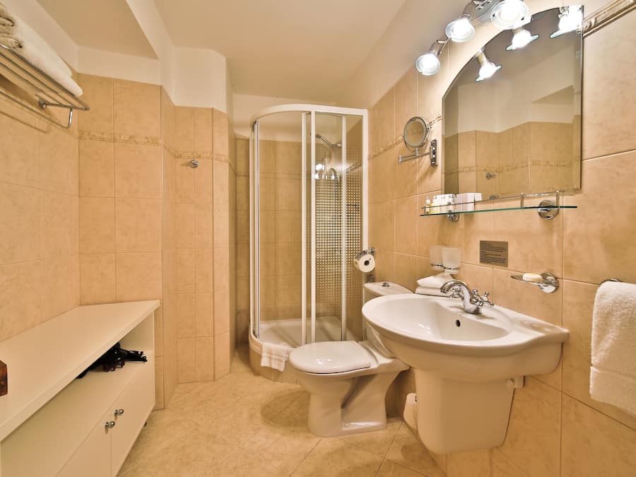 Ein modernes Badezimmer mit Duschkabine aus Glas, Waschbecken und Waschtisch.