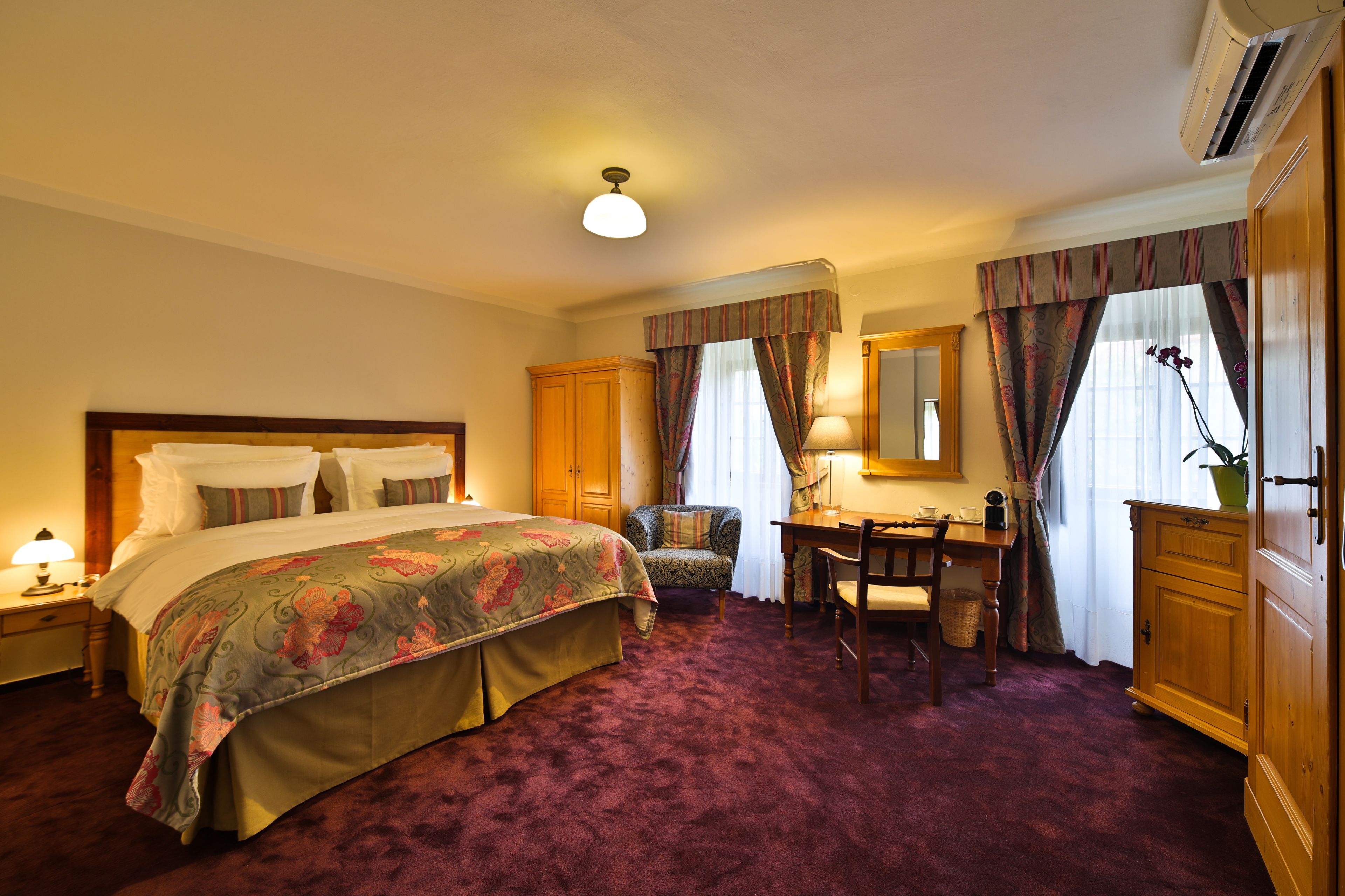 deluxe room | egyptian cotton sheets, premium bedding, pillow-top beds, minibar