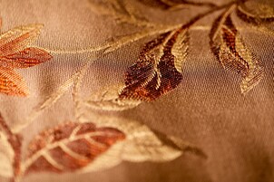 Primer plano de un tejido con estampado floral.