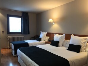 Minibar, in-room safe, desk, free WiFi - Niunit (El Serrat)