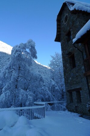 Exterior detail - Niunit (El Serrat)