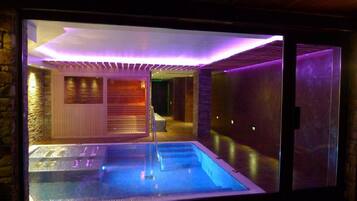 Un espace bien-être comprenant une piscine, un sauna et une salle de massage.