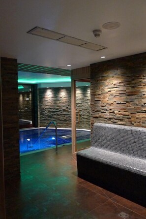 Turkkilainen sauna, hieronta- ja hoitohuoneita