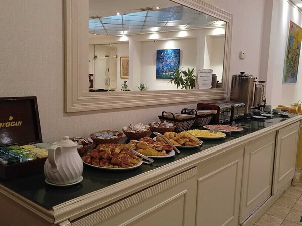 Free daily buffet breakfast
