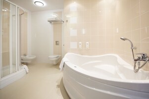 Apartment | Bathroom | Free toiletries, hair dryer, towels