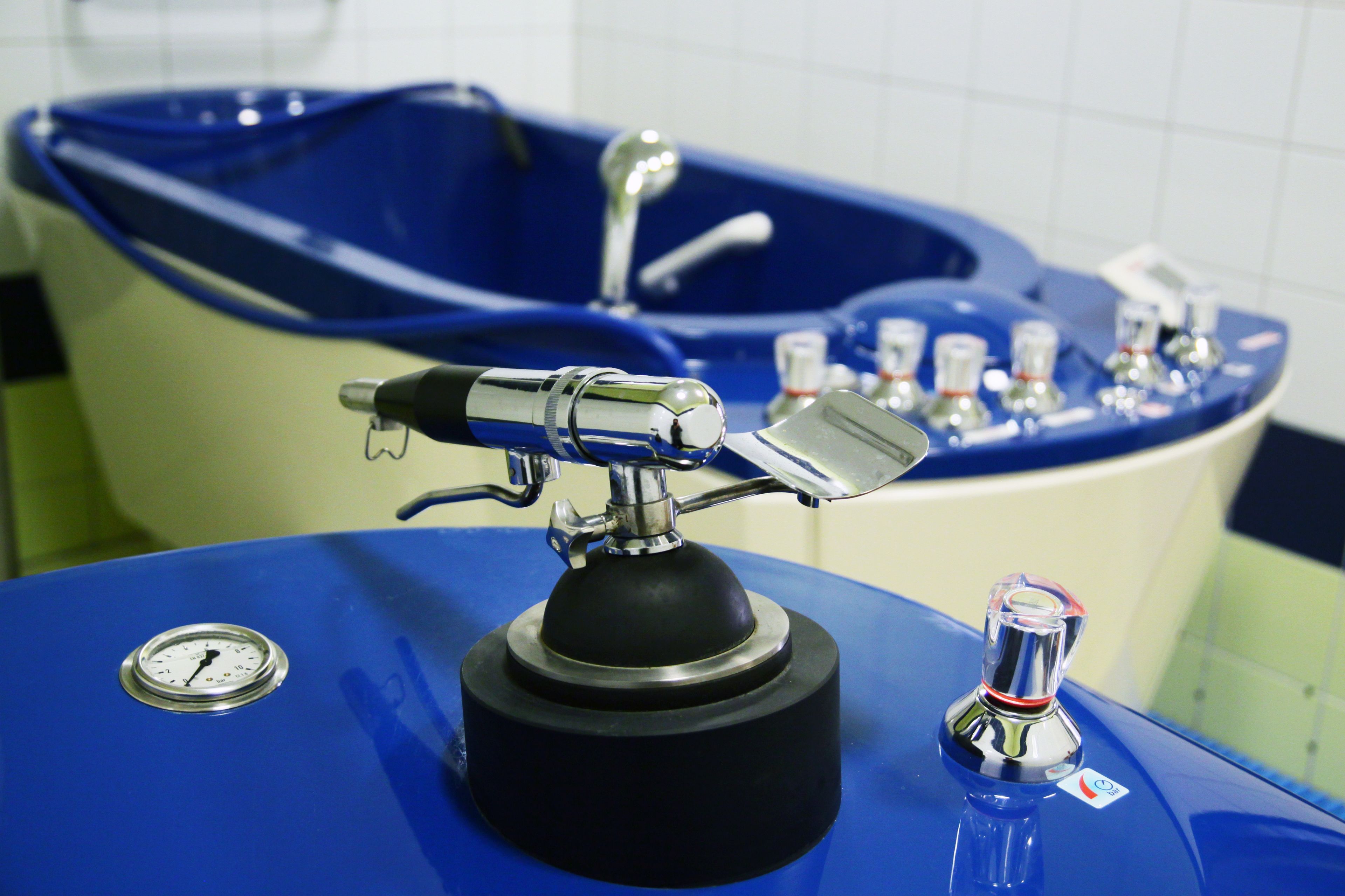 Un baño con dos lavamanos azules y un inodoro.