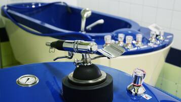 Un baño con dos lavamanos azules y un inodoro.
