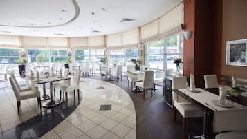 3 restaurantes: opção de almoço e jantar
