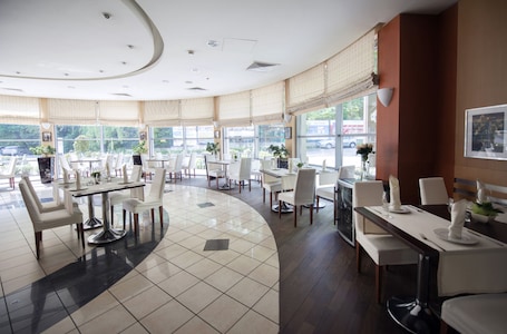 3 restaurants; lunch and dinner served