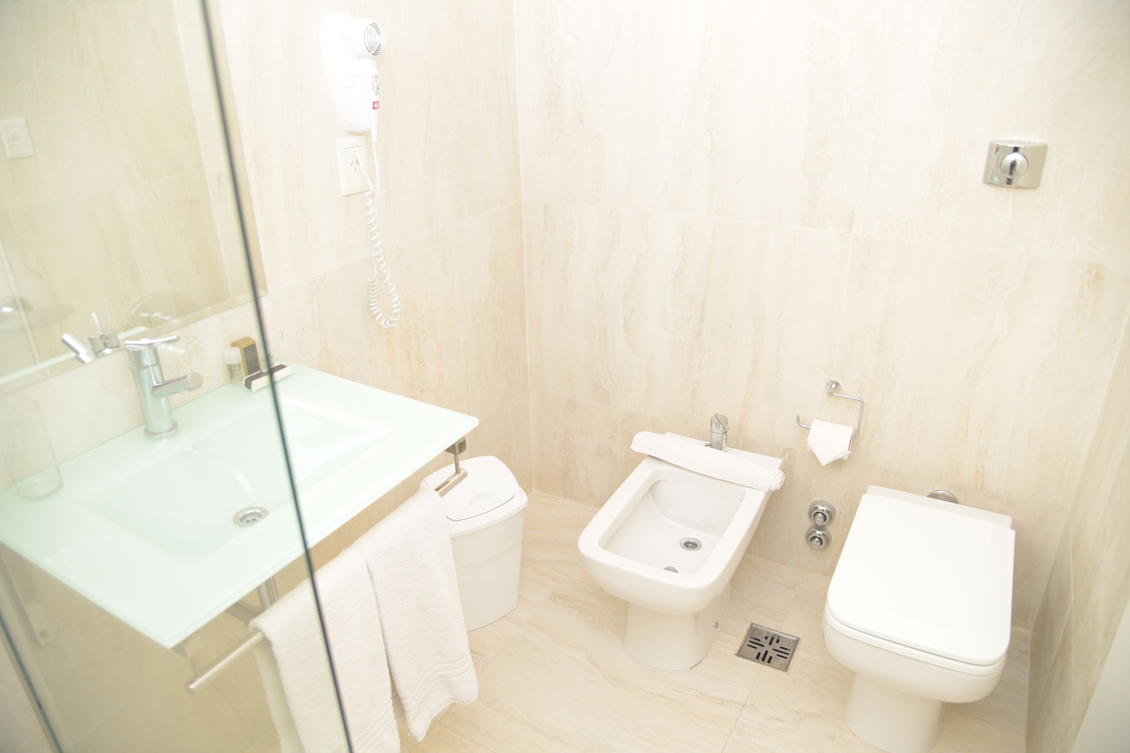 Suite Junior | Salle de bain | Douche, sèche-cheveux, serviettes fournies