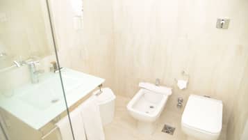 Suite Junior | Salle de bain | Douche, sèche-cheveux, serviettes fournies
