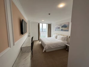 Quarto casal luxo | Frigobar, cofres nos quartos, escrivaninha