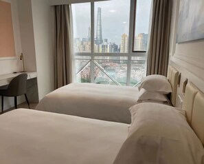 Phòng 2 giường đơn Deluxe | Minibar, két bảo mật tại phòng, bàn 