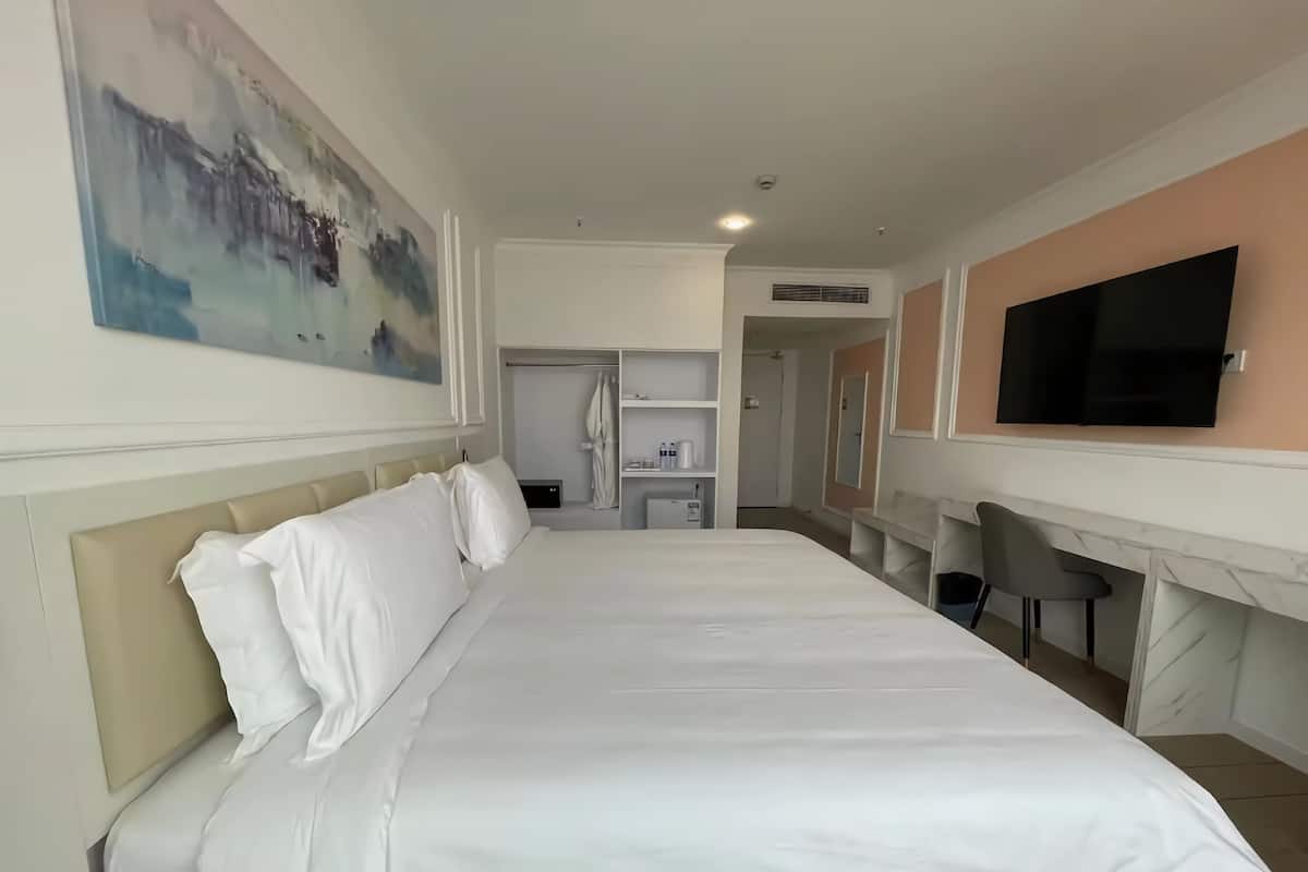 Room | Bar mini, peti besi dalam bilik, meja, ruang kerja komputer riba