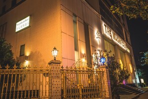 Mặt tiền nơi lưu trú - ban đêm