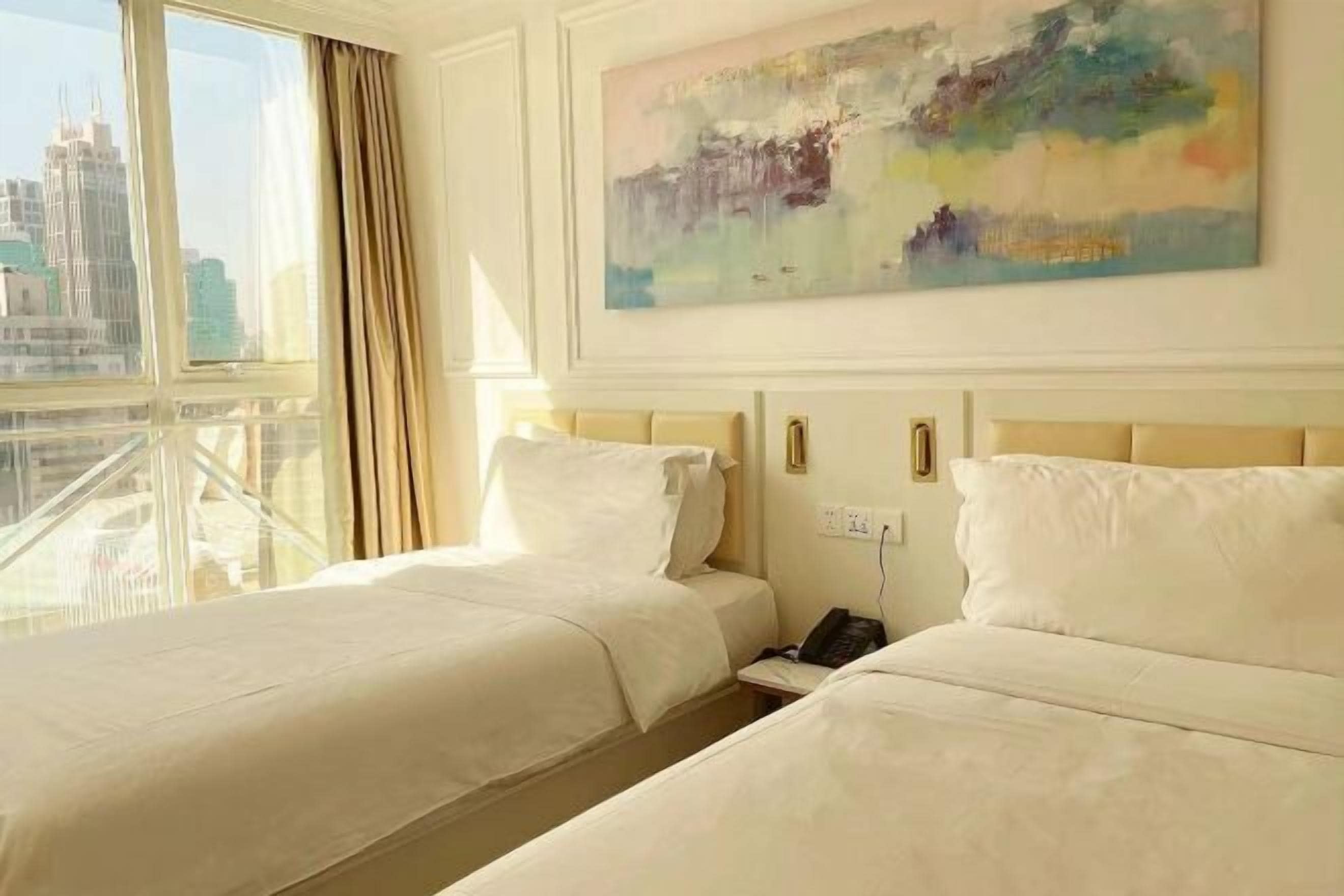 Minibar, caja de seguridad en la habitación y escritorio 