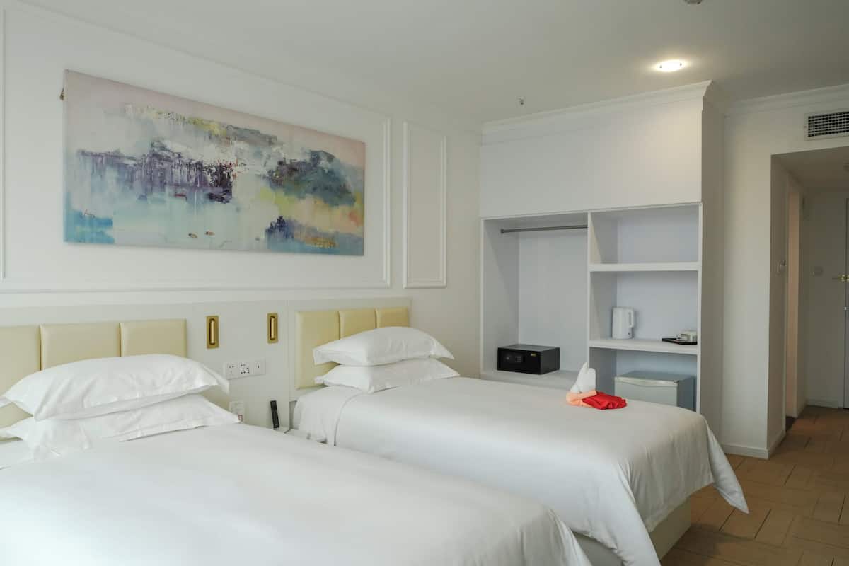 Deluxe Twin Room | Bar mini, peti besi dalam bilik, meja, ruang kerja komputer riba