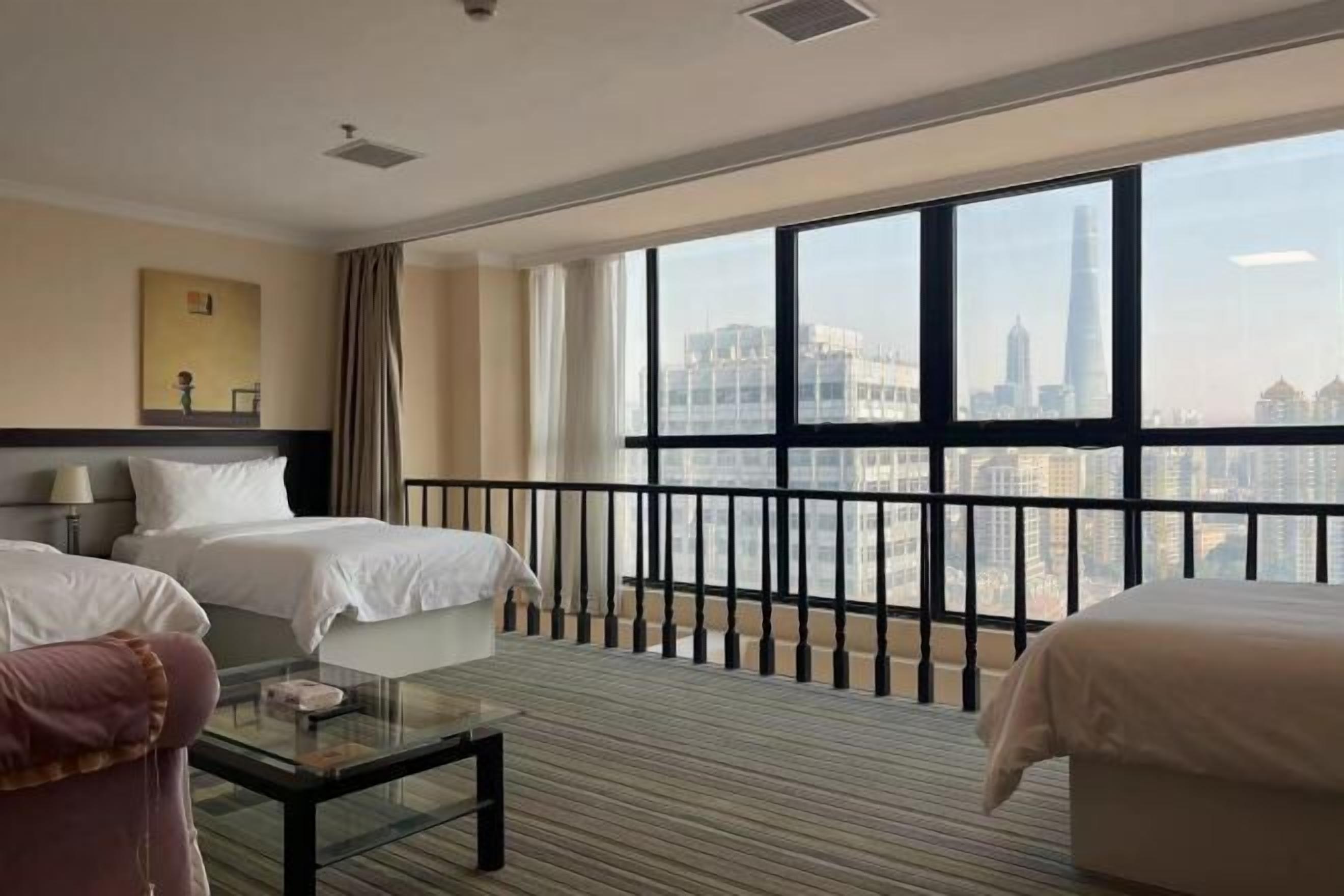 Minibar, caja de seguridad en la habitación y escritorio 