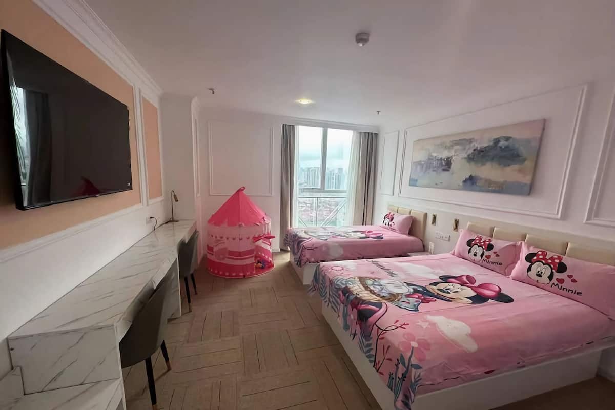Family Room | Bar mini, peti besi dalam bilik, meja, ruang kerja komputer riba