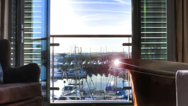 A modern room with a view of a marina. - Salthouse Harbour Hotel and Spa (Ipswich)