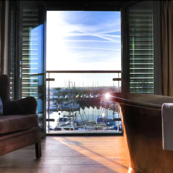 Luxury Double Room, Marina View (Copper Bath) | Deep-soaking bathtub