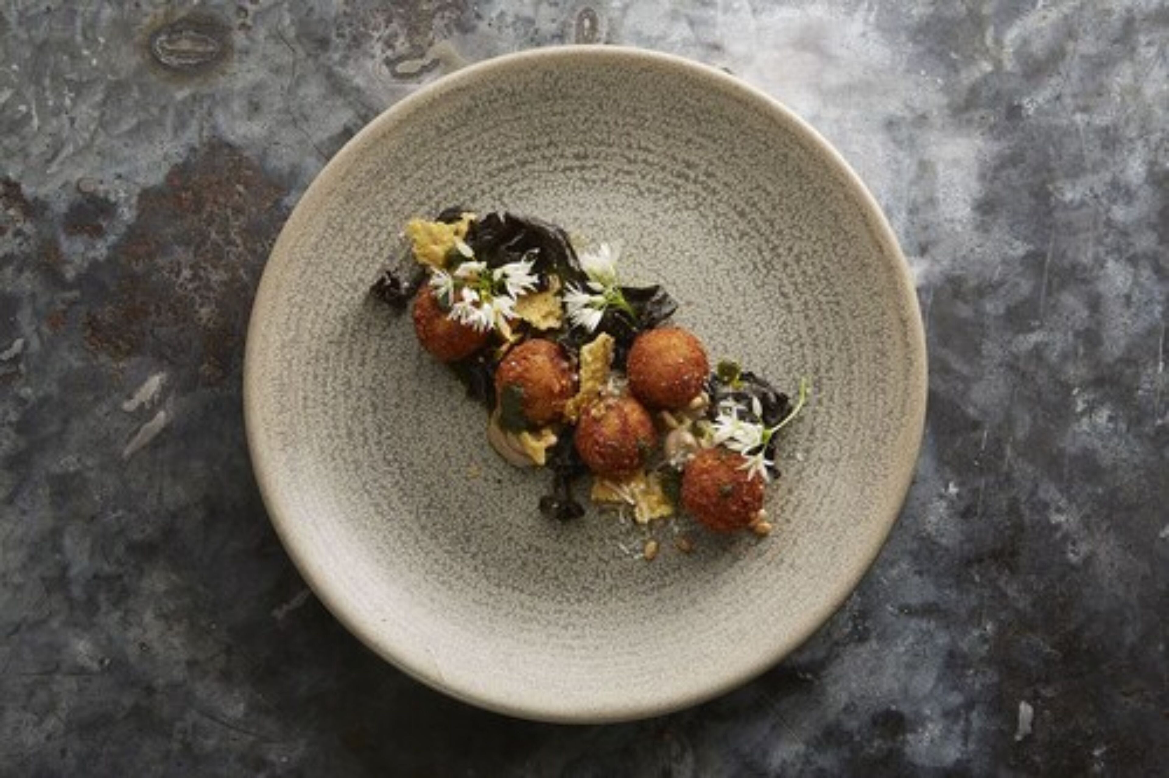 breakfast, lunch, dinner served; british cuisine