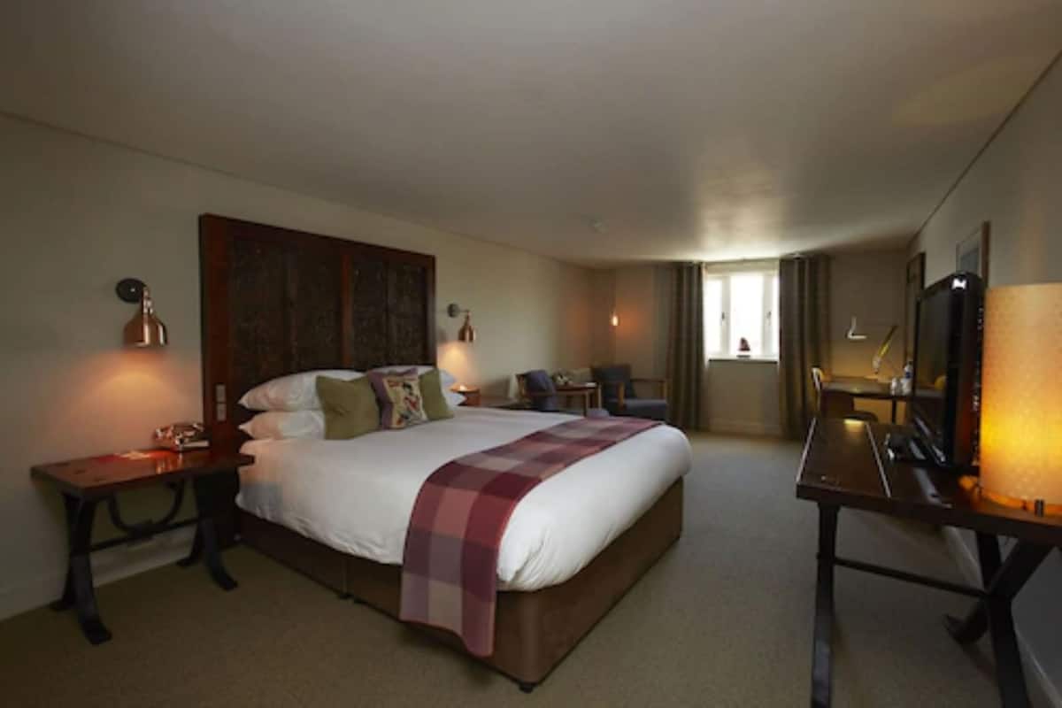 Desk, cribs/infant beds, free WiFi, bed sheets
