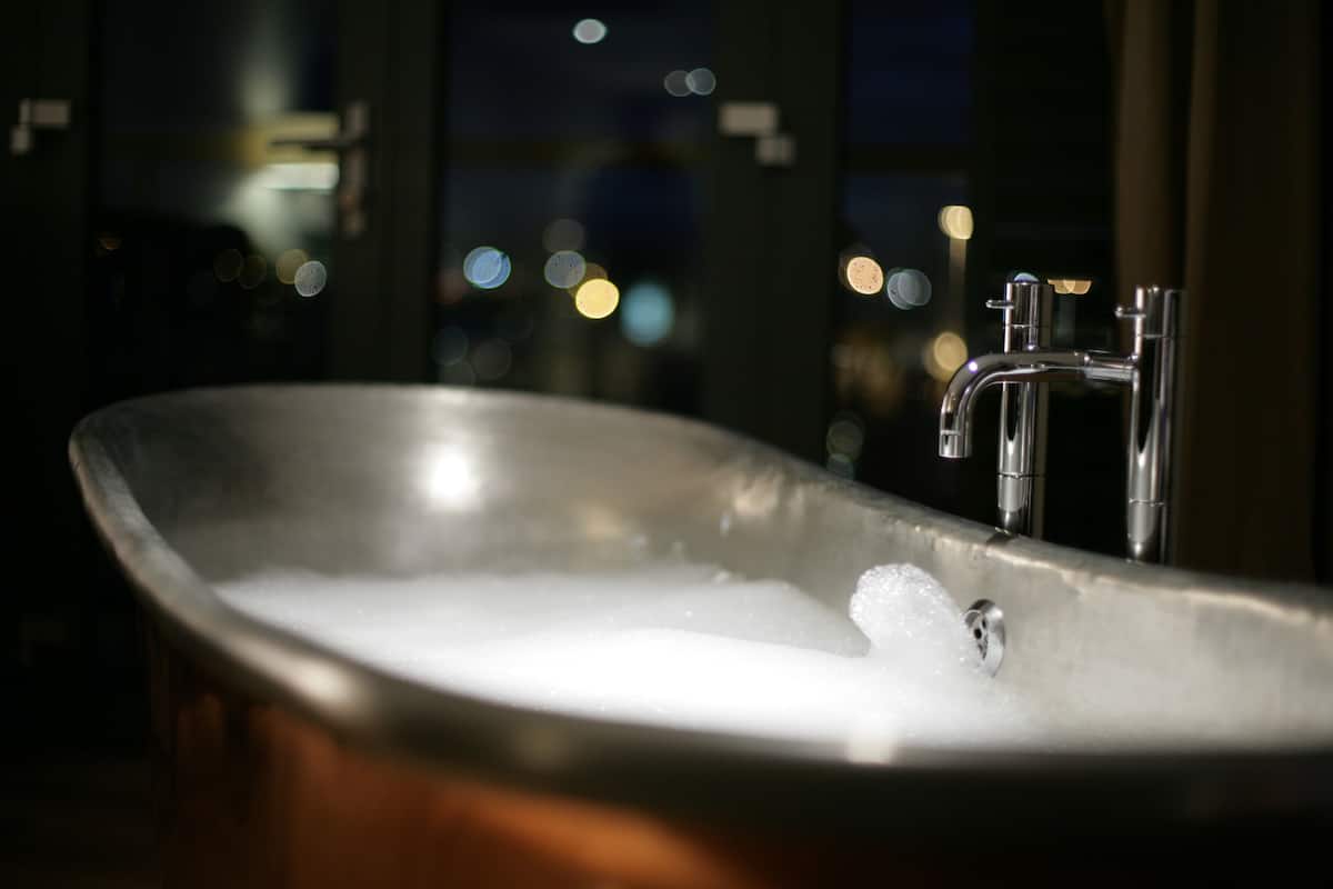 luxury double room, marina view (copper bath) | deep-soaking bathtub