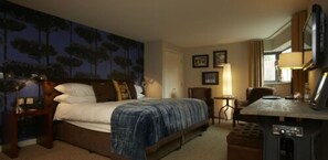 A hotel room with a bed, a desk, a chair, and a television. - Salthouse Harbour Hotel and Spa (Ipswich)