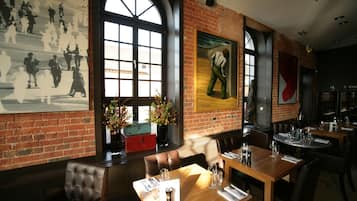 供應早餐、午餐和晚餐,英國料理