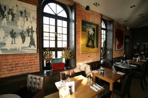 Breakfast, lunch, dinner served; British cuisine