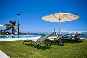 2 outdoor pools, pool loungers