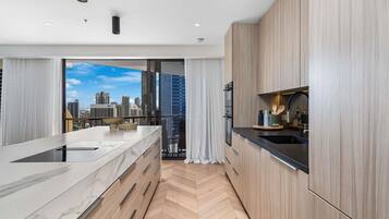 3 chambres, coffres-forts dans les chambres, fer et planche à repasser