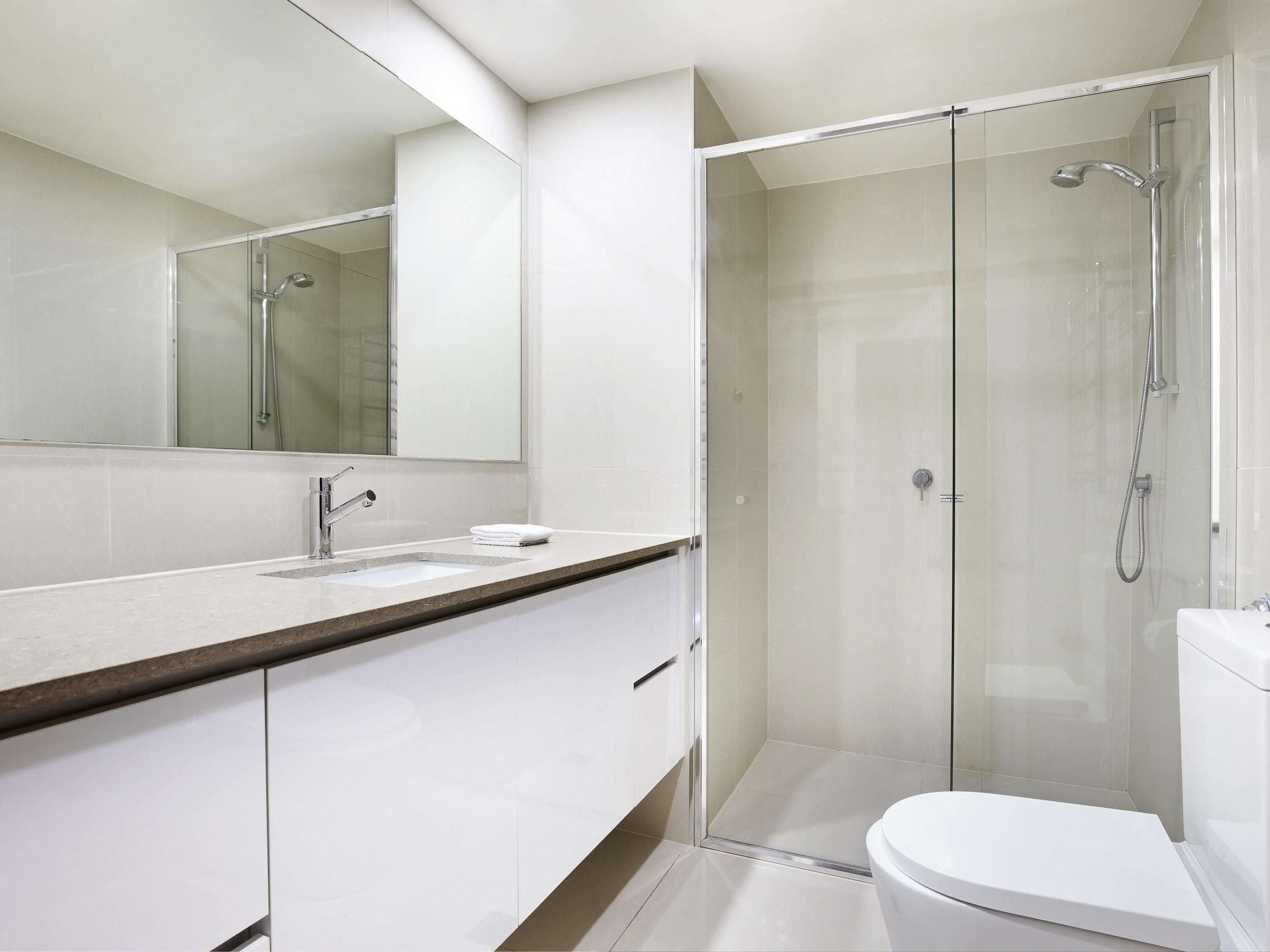 Caja de seguridad en la habitación y tabla de planchar con plancha 