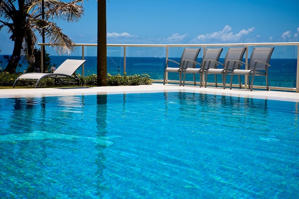 2 piscinas externas, espreguiçadeiras